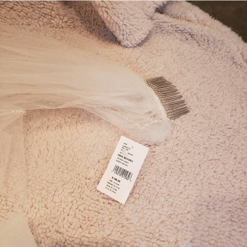 David's Bridal Ivory Beaded Edge Mid-Length Veil - Picture 7 of 7